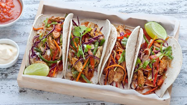 Fajitas mit knackigem Asia-Salat und Hähnchen