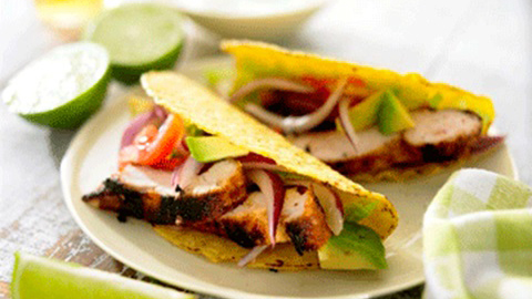 Tacos au poulet grillé avec de la mayonnaise épicée au citron vert