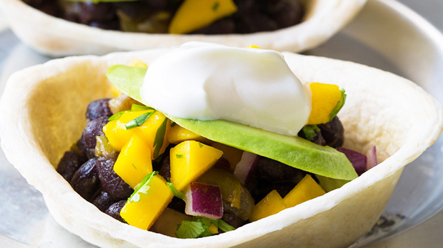 mini black bean tacos with mango pico de gallo